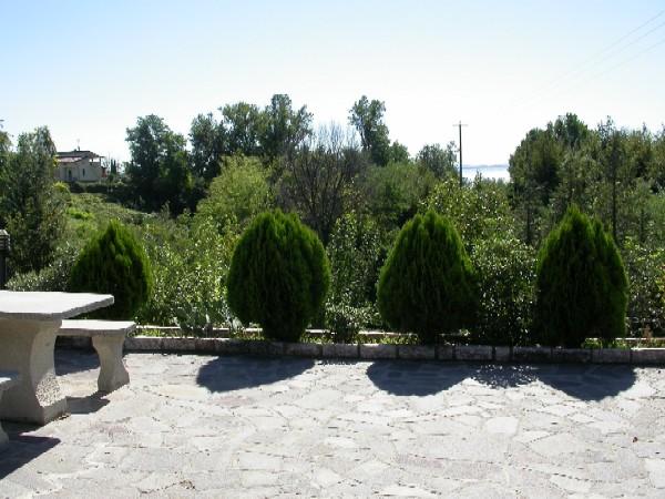 Villa con piscina e giardino vista lago 3