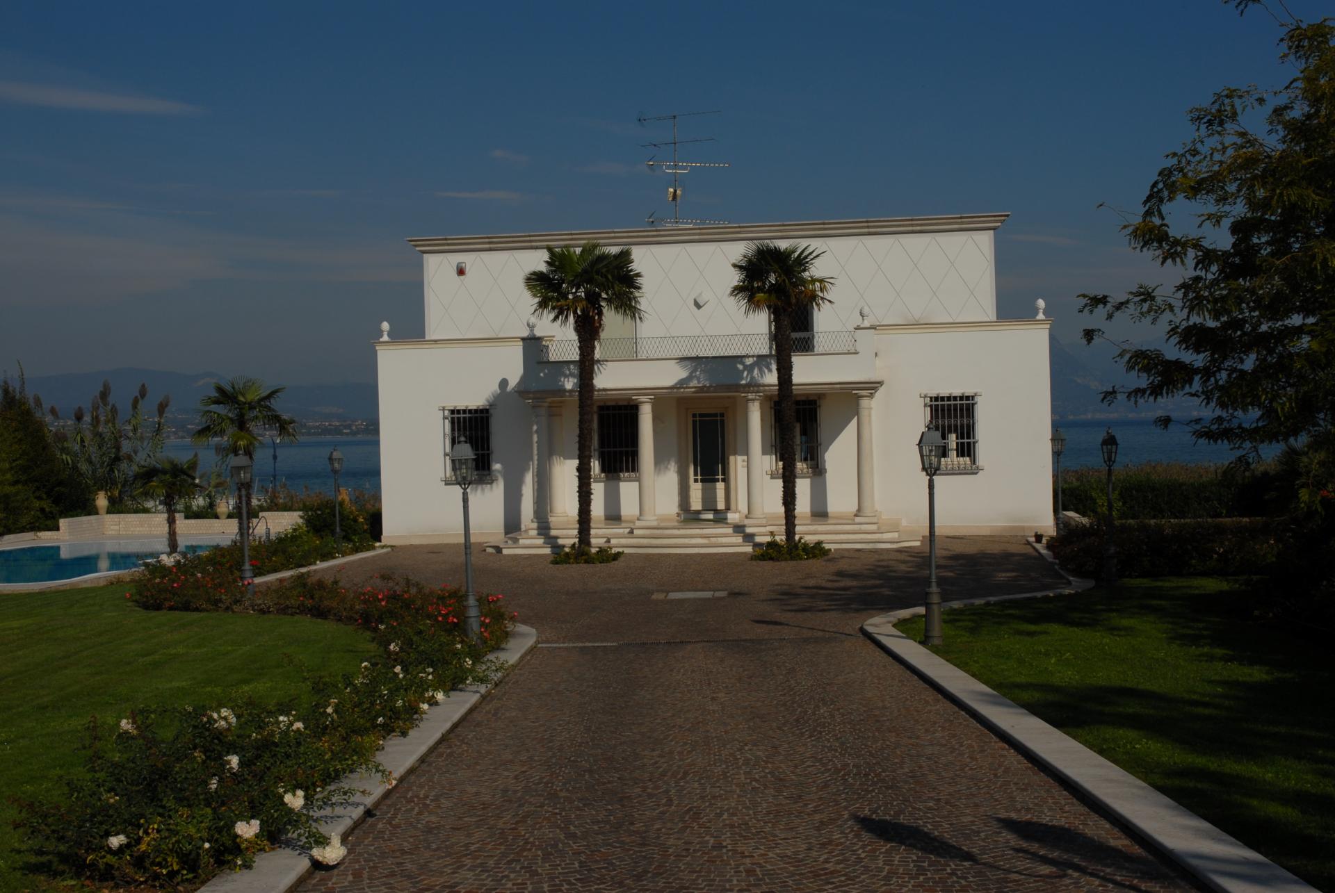 Splendida villa a lago 1