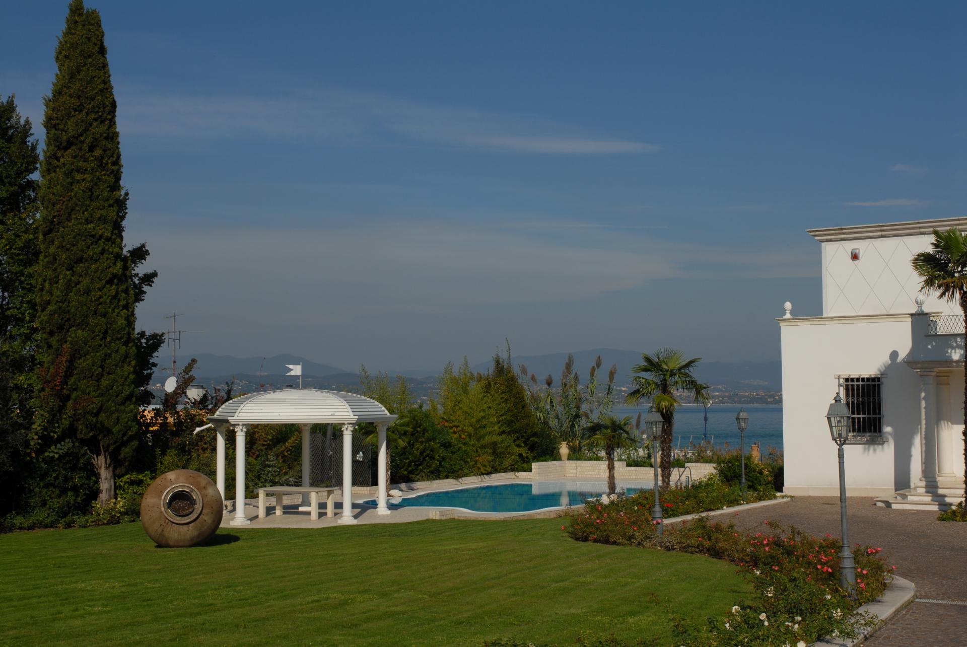 Splendida villa a lago 2