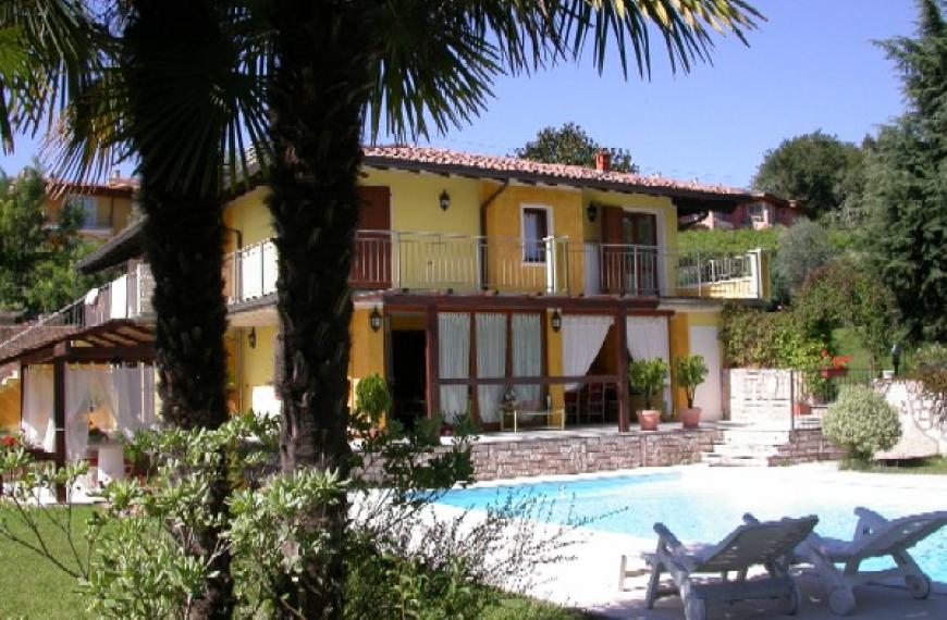 Villa con piscina e giardino vista lago 1